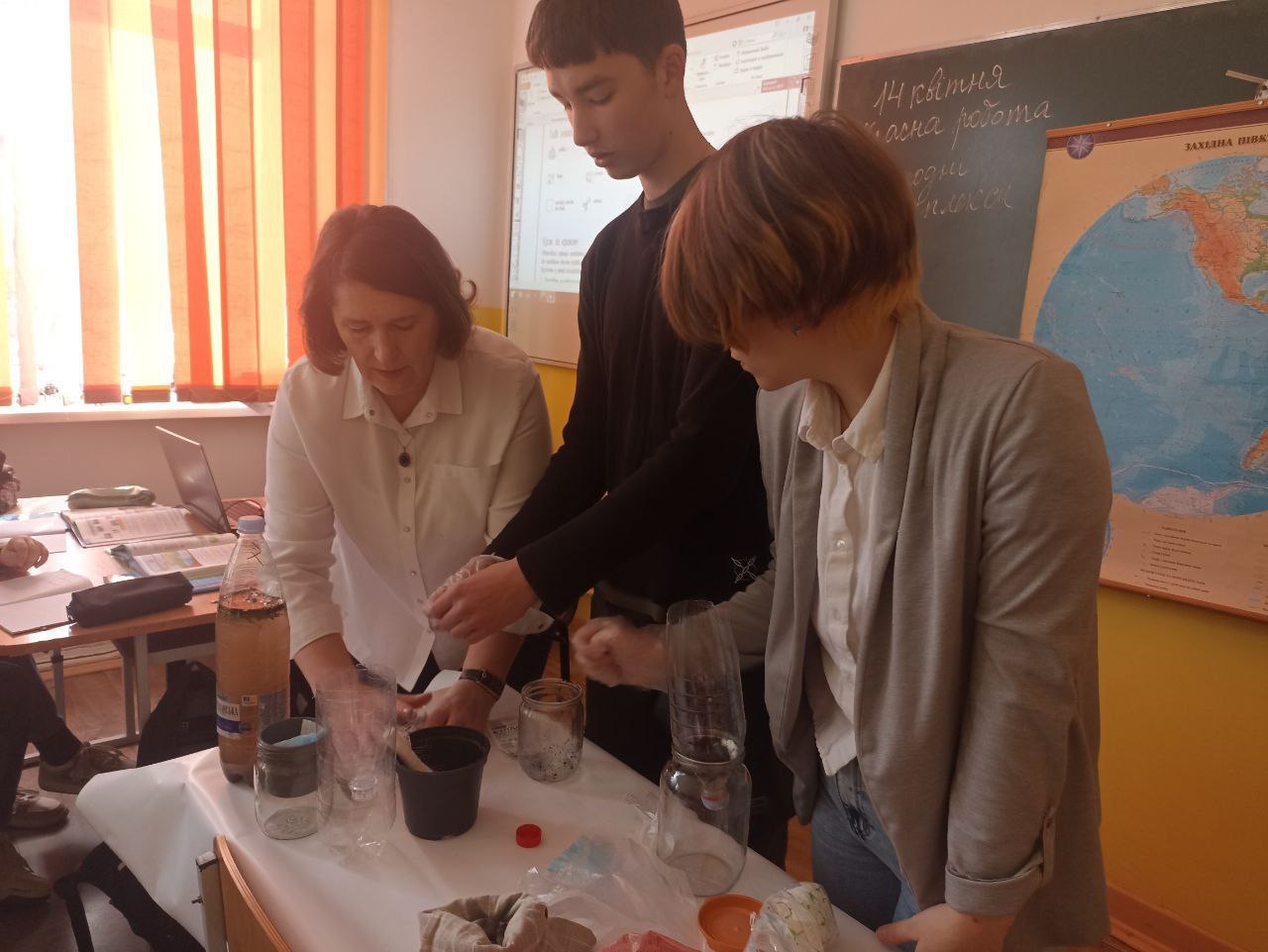Учні навчались виготовляти вугільний фільтр для очищення води
