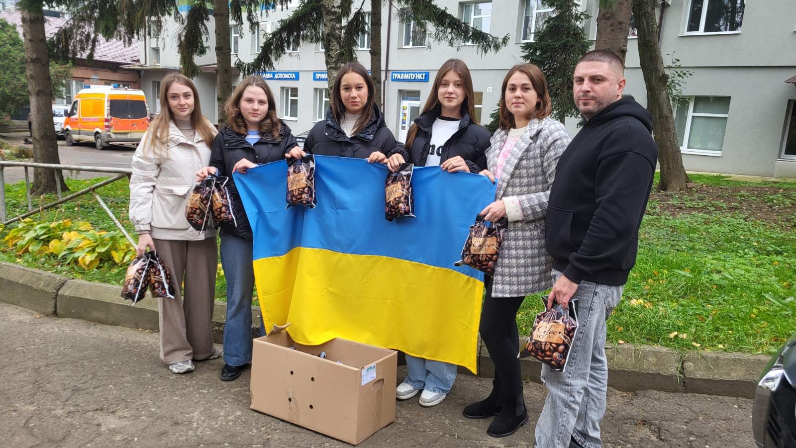 УчніЧернівецької гімназії № 19 відвідали захисників, які проходять лікування.