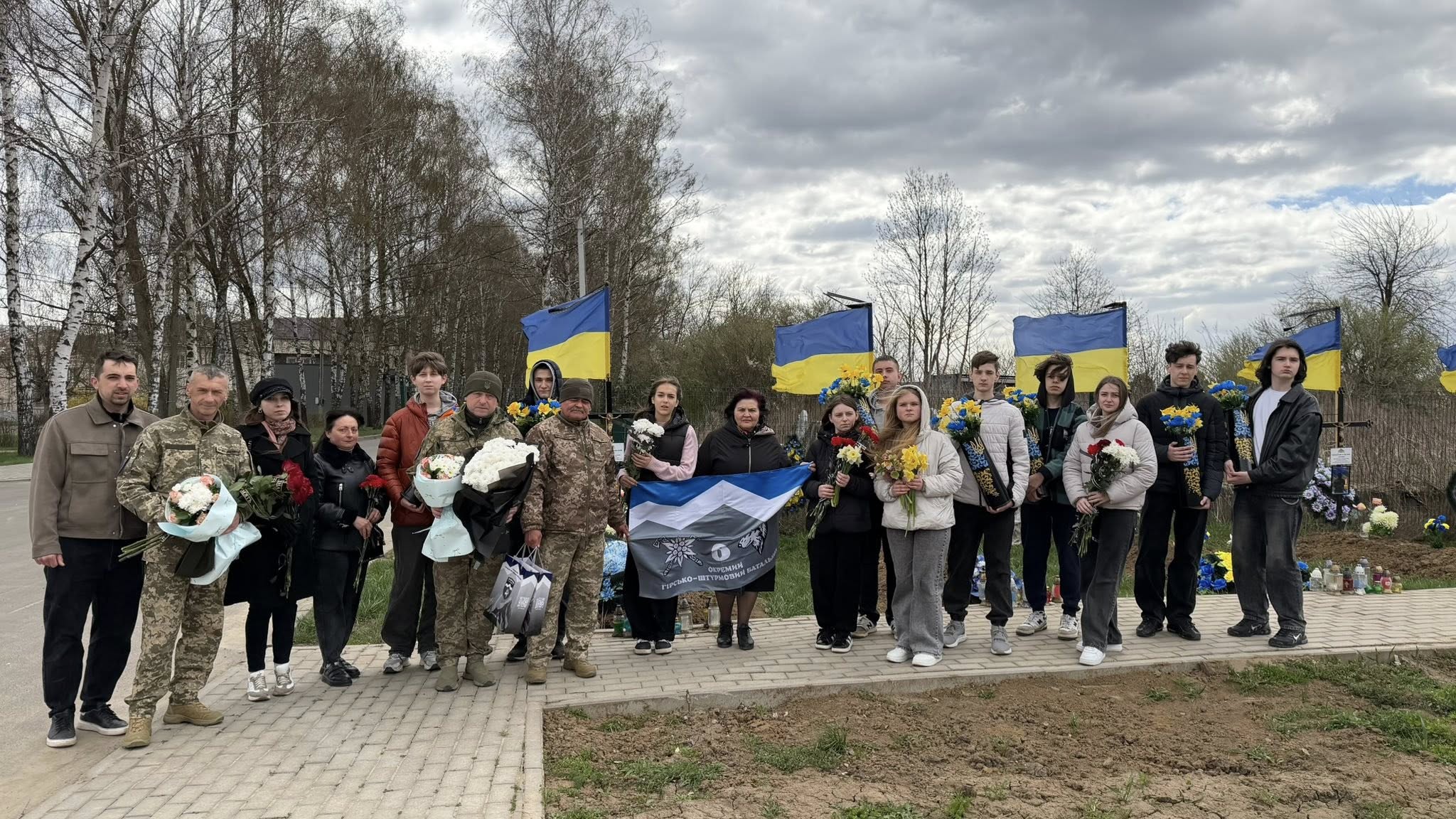 Учні Чернівецької гімназії Nº19 відвідали могили загиблих героїв.